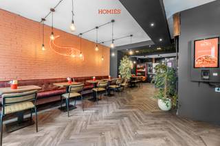 Dit uitstekend gelegen handelspand bevindt zich op een absolute toplocatie in de Tiensestraat te Leuven, op de hoek met het Herbert Hooverplein. Dankzij de centrale ligging en de constante passage geniet het pand van een uitzonderlijke visibiliteit en commerciële uitstraling.<br />Het pand is sinds 2019 onafgebroken verhuurd, waardoor leegstand hier vrijwel uitgesloten is. Momenteel genereert het een jaarlijkse huuropbrengst van €52.032, wat resulteert in een bijzonder aantrekkelijk rendement van ongeveer 6%. De combinatie van een sterke commerciële ligging, stabiele verhuur en een mooi rendement maakt dit pand uitermate interessant voor investeerders die op zoek zijn naar een waardevaste investering in het hart van Leuven. Bent u op zoek naar een handelspand met uitstekende visibiliteit en een aantrekkelijk investeringsprofiel? Neem dan zeker contact met ons op voor meer informatie of een bezoek via 016/22.82.22 of info@homies.be. HOMIÉS, an Eye for Immo!