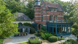 À la frontière de Schoten et de 's Gravenwezel, se trouve ce morceau d'histoire datant de 1758. Sur une parcelle d'environ 9 053 m², la villa "'t Wit Kruis" est entourée d'un jardin de parc enchanteur conçu par le célèbre architecte paysagiste Wirtz. L'histoire et le confort moderne sont harmonieusement combinés dans une surface habitable de 703 m². Ainsi, la villa offre de l'espace pour, entre autres, 5 chambres à coucher, 2 salles de bains, une cuisine ouverte spacieuse, une orangerie, 2 espaces de vie séparés et un spa complet avec sauna et hammam, accompagné d'une piscine intérieure.<br /><br />On entre dans la maison par le charmant hall d'entrée avec ses carreaux d'origine du XVIIIe siècle. Le hall mène aux deux espaces de vie, l'un étant fini de manière contemporaine et comprenant notamment une salle de jardin offrant une vue magnifique sur le jardin de parc avec son étang. L'autre espace de vie est fidèle à son époque, avec des finitions en carrelage d'origine et une cheminée de château authentique.<br /><br />On trouve également la cuisine de campagne équipée de tout le confort moderne, une cuisinière à gaz (Lacanche) et une arrière-cuisine. La cuisine donne également accès à la cour intérieure, où il fait bon prendre le petit-déjeuner, le déjeuner et le dîner.<br /><br />Ensuite, on accède à l'orangerie pleine d'ambiance équipée de grandes baies vitrées. Le vaste spa avec sauna, hammam et piscine intérieure se trouve dans le prolongement de la villa, ainsi qu'une pratique buanderie et un bureau qui, grâce aux immenses baies vitrées, sont étroitement liés au jardin, offrant ainsi une véritable sensation d'extérieur.<br /><br />En montant l'escalier, on atteint le premier étage, où se trouve la chambre principale avec sa salle de bains attenante avec douche et baignoire, ainsi qu'une grande terrasse sur le toit avec vue sur le jardin, les 2 autres chambres à coucher et la deuxième salle de bains. On trouve également ici un accès pratique au grenier, accessible par une échelle escamotable.<br /><br />Le deuxième étage est accessible par le même escalier, cette fois avec une vue jusqu'à la pointe de la tour où se trouve l'escalier. À cet étage, nous trouvons encore 2 grandes chambres à coucher, ainsi qu'un espace de rangement pratique.<br /><br />La villa est entourée du jardin de parc féerique conçu par Wirtz, où il fait bon se détendre en toute saison, que ce soit pour une promenade tranquille dans son propre jardin ou un dîner convivial avec des amis ou en famille.<br /><br />Caractéristiques particulières :<br />- Propriété unique et historique<br />- Jardin de parc environnant conçu par Wirtz<br />- Parfaitement entretenu<br />- Vaste spa avec piscine intérieure<br />- Allée d'accès pleine de caractère<br />- Nombreuses terrasses pour toutes les occasions