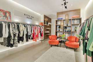 Top location: commercial property with residence in the historic city center of BrugesThis unique building is strategically located in the...