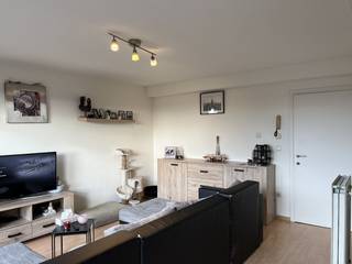 <p>Een appartement (2de verdiep - geen lift) omvat inkomhal, woonkamer, keuken, berging, badkamer, 2 slaapkamers, klein terrasje en garage.<br />Huurprijs voor de garage is 50,00 euro en is verplicht bij te huren.</p><p>Geen huisdieren toegelaten.</p>