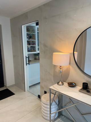 <strong>Luxe villa met 4 slaapkamers te koop in Menen</strong><br /><br />Ontdek deze prachtige, luxueuze villa gelegen in een rustige en gegeerde woonwijk. Deze stijlvolle woning combineert ruimte, comfort en hoogwaardige afwerking, ideaal voor gezinnen die opzoek zijn naar een exclusieve woonomgeving.<br /><br /><strong>Indeling:</strong><br />gelijkvloers: inkomhal, wc, ruime open keuken, leefruimte, bureau<br />1ste verdiep: master bedroom met dressing en ensuite badkamer, 2de &amp;amp; 3de slaapkamers, 4de slaapkamers met dressing, badkamer, wc en berging<br /><br /><strong>troeven:</strong>
<ul><li>luxueuze afwerking</li><li>rustige woonwijk</li><li>volledig afgewerkt</li><li>aangelegde tuin</li><li>4 slaapkamers</li></ul>