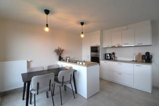 Lichtrijk en zuinig appartement met twee slaapkamers te huur nabij centrum Rumbeke langs de Oude Oekensestraat.Dit appartement beschikt over alle...