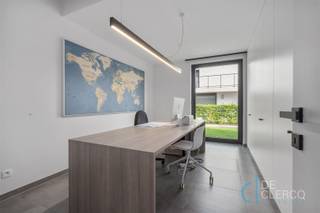 <p><span>Het kantoor is strategisch gelegen in een moderne, tijdloze blok met veel gratis openbare parkeermogelijkheden en een goede bereikbaarheid.</span></p><p><span>Het pand situeert zich achteraan het appartementsblok op het gelijkvloers en kent een oppervlakte van 146,63 vierkante meter. Het kantoor wordt betreden via een lange inkomhal afgewerkt met ingemaakte kasten en ruimte voor vestiaire. De gietijzeren deur zorgt voor een verbinding met de polyvalente zaal en geeft een ruim, lichtrijk gevoel in de hal. De open werkruimtes staan centraal en zijn flexibel in te delen naar eigen wensen en behoeften. Momenteel is hier reeds een opsplitsing gemaakt met een afgesloten, glazen loket. Er zijn 2 aparte bureauruimtes voorzien die de nodige privacy bieden. Het kantoor is verder uitgerust met een kitchenette en badkamer voor het comfort van de werknemers. Tot slot is er een apart toilet en een wasplaats in combinatie met technische ruimte. Dankzij de grote raampartijen die zorgen voor een flinke dosis aan natuurlijk lichtinval alsook een direct zicht op het gezellig terras met tuintje, creëert u hier een aangename werkomgeving. De strakke en eigentijdse inrichting zorgen voor een uitnodigende sfeer, ideaal voor medewerkers en klanten. Kortom straalt het bureel professionaliteit uit en is dit perfect voor een bedrijf die op zoek is naar een representatieve werkplaats.</span></p><p><span>Het appartementsgebouw heeft een gemeenschappelijke tuin met onderhouden wandelpaden, toffe stapstenen en vijvertje, ideaal om tussendoor even te ontspannen. Toch liever alleen met de collega's genieten van de buitenlucht? Daar is het privé terras met tuintje aan het pand perfect voor! Op het perceel is een gemeenschappelijke fietsenstalling aanwezig én een vaste parkeerplaats toebehorend aan de eigenaar!</span></p><p><span>Een grote troef is de energiezuinigheid van het pand, e-peil 47 (EPC A).</span></p><p><span>De verkoopprijs bedraagt 575.000 euro, exclusief registratierechten (parkeerplaats inbegrepen).</span></p><p><span>Dit is dé kans voor ondernemers die op zoek zijn naar een inspirerende en goed bereikbare werkplek met een moderne uitstraling. Maak nu uw afspraak via hendrik@vastgoed-dc.be of de website. </span></p>