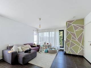 Dit aangenaam duplex appartement beschikt over 2 slaapkamers, een ruim terras, leefruimte met ingerichte keuken, berging. De praktische indeling, het natuurlijke licht en de comfortabele leefruimtes zijn geschikt voor kleine gezinnen. Geniet van het gezellige terras, de perfecte plek om te ontspannen en van de buitenlucht te genieten.