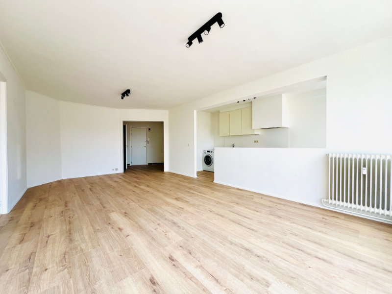 RUIM LICHT GERENOVEERD APPARTEMENT MET 3 SLAAPKAMERS OP EEN ZEER GOEDE LIGGING - photo 3