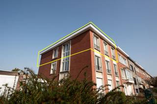<p><span>Gezellig twee-slaapkamer appartement met terrasje op een rustige locatie te Deurne.</span></p><p><span>In een kleinschalig blokje van 3 units bevindt dit appartement zich op de tweede verdieping, zonder lift. </span></p><p><span>Leefruimte bestaande uit eetkamer en salon met houtkachel, verder toegang naar de 2de slaapkamer vooraan. </span></p><p><span>Volle eiken keuken met gasvuur, dampkap, oven en aansluiting voor wasmachine en cv ketel in kast. </span></p><p><span>Inkomhal met toegang tot de tweede slaapkamer en 3de kamer als wasplaats / dressing / ev 3de slk. </span></p><p><span>Inclusief dubbele autostaanplaats achter elkaar buiten en 2x private kelder berging.</span></p><p><span>Doorheen de jaren werden er renovaties gedaan zoals ramen in jaren '88, cv ketel in 2011, onlangs werd het dak en deuren vernieuwd, airco geplaatst, laminaat gelegd, gemeenschappelijke hal geschilderd,... </span></p><p><span>Kunststof schrijnwerk met dubbele beglazing, veiligheidsdeur inkom, cv op gas, EPC B-label.</span></p><p><span>Vaste kosten: ca 45€/m (brandverzekering en gemeenschappelijk verbruik).</span></p><p><span>Centrale ligging in het hartje van Deurne, goede bereikbaarheid, nabijheid van verbindingswegen.</span></p><p><span>Ideaal starters appartement of interessant als opbrengsteigendom, welkom voor een bezoekje.</span></p><p><span> </span></p>