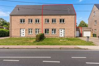<p><span>Deze instapklare woning, gebouwd in 2010, bevindt zich op een perceel van 756 m² en biedt alle comfort. </span></p><p><span>Via de inkomhal kom je in de ruime, lichtrijke woonkamer met open keuken. Verder zijn er op deze verdieping een apart gasten toilet, een badkamer met ligbad én douche en een praktische berging.</span></p><p><span>De bovenverdieping telt drie zeer ruime slaapkamers, elk perfect geschikt voor een tweepersoonsbed én een grote kleerkast. </span></p><p><span>Daarnaast is er nog voldoende ruimte om een bureelhoek te creëren. </span></p><p><span>Verder vind je op deze verdieping een extra toilet. </span></p><p><span>Op de 2de verdieping een zéér ruime zolder, waar de mogelijkheid bestaat om twee bijkomende slaapkamers te maken.</span></p><p><span>De woning beschikt over een zeer grote, volledig omheinde tuin, ideaal voor gezinnen of liefhebbers van buitenruimte. </span></p><p><span>Een inpandige garage maakt het geheel compleet.</span></p><p><span> </span></p><p><span>De zeer gunstige EPC-waarde draagt bij aan lage energiekosten en een hoog wooncomfort.</span></p><p><span>Bovendien geniet je van een uitstekende ligging nabij de ring Lommel Mol Geel, waardoor je vlot in alle richtingen kan vertrekken.</span></p>