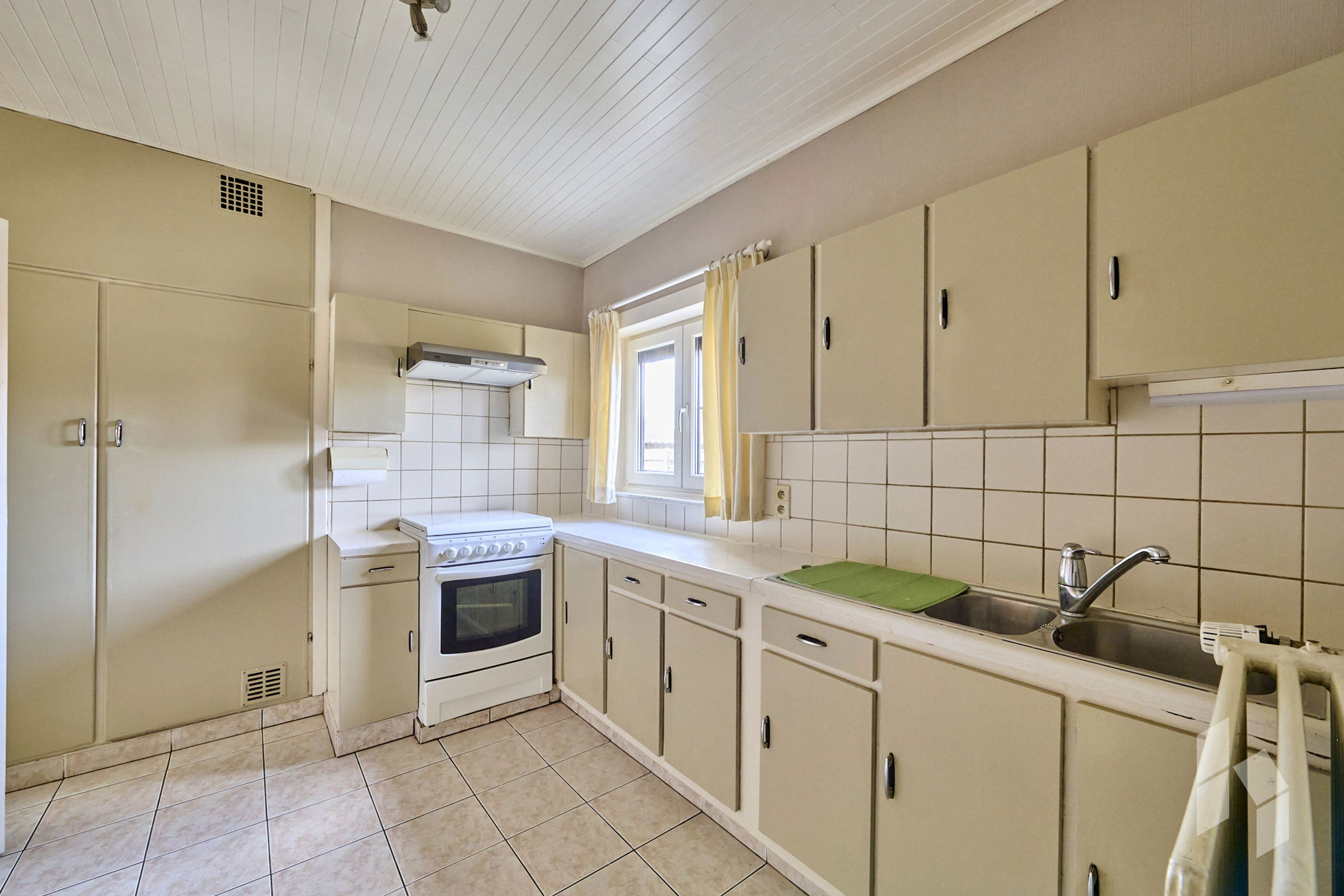 Te renoveren woning met 3 slpks op een perceel van 18a! - foto 5