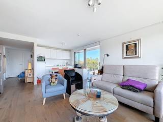 Op zoek naar comfortabel en zorgeloos wonen aan de kust? Deze moderne assistentiewoning (hoekappartement) combineert rust, luxe en een ideale ligging vlak bij het centrum én het strand van Sint-Idesbald. Het appartement beschikt over twee volwaardige slaapkamers, ruime en zonnige terrassen, en is volledig instapklaar afgewerkt. Perfect voor wie meteen wil genieten van zijn nieuwe thuis zonder extra zorgen. De residentie biedt bovendien tal van extra faciliteiten die uw wooncomfort naar een hoger niveau tillen: een volledig uitgeruste fitnessruimte, een wellness met ontspanningsmogelijkheden en een gezellige bibliotheek om in alle rust te lezen of anderen te ontmoeten. Res. 't Zout 0201