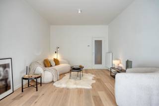 <p><span>Op een uitstekend bereikbare locatie in Antwerpen bevindt zich dit stijlvol gerenoveerde appartement in een kleinschalig en karaktervol gebouw. Het volledige gebouw, waaronder alle appartementen en de gemeenschappelijke delen, werd grondig gerenoveerd met bijzondere aandacht voor kwaliteit, lichtinval en hedendaags wooncomfort.</span></p><p><span>Bij het betreden van het appartement komt u binnen in een verzorgde inkomhal die toegang biedt tot de verschillende ruimtes. Het appartement beschikt over een ruime en lichtrijke leefruimte met mooie parketvloer en grote raampartijen. Hierdoor geniet de woonkamer van veel natuurlijk licht en ontstaat er een aangename, open sfeer. De moderne keuken sluit harmonieus aan bij de leefruimte en werd afgewerkt met kwalitatieve materialen en de nodige inbouwtoestellen.</span></p><p><span>Verder omvat het appartement twee volwaardige slaapkamers en een moderne badkamer met ruime inloopdouche, stijlvol lavabomeubel. Er is een aparte berging met de techniekene en aansluiting voor een wasmachine. De neutrale materiaalkeuzes en verzorgde afwerking zorgen voor een tijdloos geheel. Aan de achterzijde bevindt zich een aangenaam terras met een groen en rustig uitzicht, waar het heerlijk vertoeven is.</span></p><p><span>De appartementen op de eerste, tweede en derde verdieping hebben elk een bewoonbare oppervlakte van circa 90 m². Het gelijkvloerse appartement beschikt over een bewoonbare oppervlakte van circa 82 m².</span></p><p><span>Ook op technisch en energetisch vlak voldoet het appartement aan de hedendaagse verwachtingen. De elektrische installatie is conform, het appartement is asbestveilig en beschikt over een gunstig EPC-label B.</span></p><p><span>Een bijkomend voordeel van dit kleinschalige gebouw is dat er geen vaste gemeenschappelijke kosten zijn. Enkel het aandeel in de brandverzekering van het gebouw en het elektriciteitsverbruik van de gemeenschappelijke gang worden aangerekend.</span></p><p><span>De ligging vormt ten slotte een belangrijke troef. Het openbaar vervoer bevindt zich op wandelafstand en ook winkels, scholen, recreatiemogelijkheden en belangrijke invalswegen zijn vlot bereikbaar. Hierdoor is het appartement bijzonder geschikt voor wie comfortabel en centraal wil wonen met een uitstekende verbinding naar de stad en de omliggende gemeenten.</span></p><p><span>Aarzel niet om ons te contacteren voor meer informatie of een bezoek ter plaatse.</span></p>