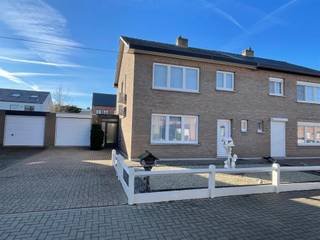 Deze perfect onderhouden half-open woning met tuin en garage ligt op toplocatie, aan de rand van de stad en bovendien erg rustig. Ze dient...