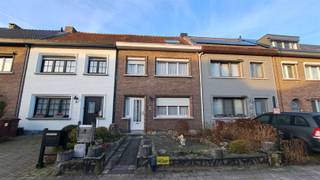 <p><span>In de gegeerde woonwijk "den Donk" gelegen in een autoluwe straat nabij Schotenhof en op wandelafstand van Schoten centrum bieden wij u deze ruime, te renoveren EGW.</span></p><p><span>Deze constructief degelijke woning biedt door haar mooi woonvolume en uitstekende locatie heel wat mogelijkheden:</span></p><p><span>Met haar aanzienlijke leefruimte met grote keuken en aansluitend grote (was)berging, de 3 slaapkamers en bijkomend grote zolder slaapkamer beschikt dit huis over de ideale basisindeling om hier je eigen thuis van te maken.</span></p><p><span>Een gunstig georiënteerde tuin maakt deze gezinswoning compleet. </span></p><p><span>Verder beschikt u over de mogelijkheid om een individuele, ruime garagebox in een garagecomplex verder in de straat gelegen (Laaglandlei 14) mee aan te kopen voor € 30 000.</span></p><p><span>Laat deze opportuniteit u dus niet voorbij gaan en boek snel een afspraak of u komt waarschijnlijk TE LAET!</span></p><p><span> </span></p>