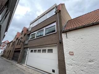 In een kleinschalige residentie vinden we dit CHARMANT op te frissen dakappartement terug. Indeling: inkomhal, leefruimte met terras aan de voorzijde, ruime LEEFKEUKEN, badkamer, apart toilet, SPACIEUZE slaapkamer, berging met aansluiting wasmachine en een ruim terras aan de achterkant met zicht op de TORENS van BRUGGE. Voor wie graag woont in de BRUISENDE binnenstad maar toch wil genieten van een RUSTIG appartement. Door de grote ramen heb je niet alleen veel lichtinval, maar ook mooie zichten op o.a. het nieuwe BEURSGEBOUW. Lift aanwezig in het gebouw!  EPC label E, 442 KwH/m²jaar UC 2367292.