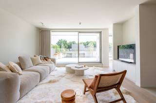 Dit appartement op de eerste verdieping maakt deel uit van het nieuwbouwproject Aquilo, gelegen in het rustige en stijlvolle Sint-Idesbald. Het project combineert hedendaagse architectuur met een hoog afwerkingsniveau en een duidelijke focus op comfort en energiezuinigheid, op korte afstand van zee en duinen.<br /><br />Met een bewoonbare oppervlakte van 139,79 m² biedt het appartement uitzonderlijk veel ruimte. De leefruimte met open keuken is lichtrijk en vormt het centrale punt van het appartement. Grote raampartijen zorgen voor een aangename connectie met het zuidgerichte terras en versterken het open woongevoel.<br /><br />Het appartement beschikt over drie slaapkamers, waarvan één met dressing, en twee badkamers. De indeling is praktisch en doordacht, met voldoende aandacht voor privacy en comfort. De ultra ruime terrassen, samen goed voor 52,28 m², bieden volop ruimte om buiten te leven en te genieten van de rustige omgeving.<br /><br />De verplichte aankoop van een ondergrondse parkeerplaats en kelderberging is niet inbegrepen in de vermelde prijs.<br /><br />Indien u interesse zou hebben in dit appartement of het volledige project, aarzel dan niet ons te contacteren.<br />Meer informatie over het project vindt u op onze website: https://www.found-baker.com/nl/nieuwbouw/aquilo