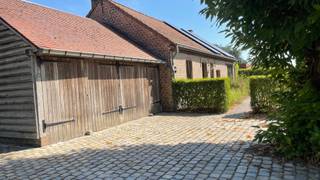 Ontdek deze karaktervolle vrijstaande hoeve op een perceel van 920m² in Keerbergen.<br />Deze charmante woning biedt een aangename combinatie van karakter, comfort en rust. De gezellige woonkamer beschikt over een massief parket en een sfeervolle houtkachel. Verder omvat deze woning drie slaapkamers, een bureel, een wasplaats en een dubbele garage.<br />De keuken, berging en badkamer werden recent vernieuwd, waardoor de woning helemaal klaar is voor een nieuwe eigenaar.<br />Buiten geniet u van een ruime, volledig afgesloten tuin, omringd door groen en privacy. Het royale terras in Belgische blauwe hardsteen vormt de ideale plek om te ontspannen en volop te genieten van het buitenleven.<br />De woning heeft een klassieke viergevelstructuur en beschikt bovendien over een apart bijgebouw met sauna en douche, dat tal van mogelijkheden biedt als ontspanningsruimte, hobbyruimte of extra verblijf.<br />Ook op energetisch en ecologisch vlak heeft deze woning heel wat troeven. Zo zijn er 12 Trina Solar Vertex 395M FB zonnepanelen en een thuisbatterij aanwezig.<br />De woning is gelegen in de Achiel Cleynhenslaan, in een rustige en groene omgeving, maar toch met winkels, voorzieningen en scholen in de nabijheid.<br />Een karaktervolle woning met ruimte, privacy en tal van troeven, ideaal voor wie op zoek is naar een rustige en aangename plek om thuis te komen.