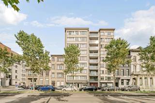 <p><span>Ontdek dit stijlvol appartement op een gegeerde locatie tussen het Eilandje en de Meir, midden in het bruisende hart van Antwerpen. Een plek waar de stad nooit stilstaat, maar waar u thuis komt in rust, met winkels, restaurants en gezellige cafés op wandelafstand, en een vlotte verbinding naar alle belangrijke invalswegen.</span></p><p><span> </span></p><p><span>Gelegen op de derde verdieping van een verzorgd gebouw, werd dit appartement recent met oog voor detail en hoogwaardige materialen vernieuwd. Het resultaat is een verfijnde woonst waar licht, ruimte en comfort subtiel in elkaar overvloeien.</span></p><p><span> </span></p><p><span>U komt het appartement binnen via een aparte inkomhal, voorzien van ingebouwde vestiairekasten en een apart gastentoilet, een discrete en praktische ontvangst die meteen de toon zet.</span></p><p><span> </span></p><p><span>Aan de voorzijde ontvouwt zich de lichtrijke leefruimte, waar het daglicht vrij spel krijgt en de stad op de achtergrond zacht aanwezig blijft. De leefruimte vloeit naadloos over in de hedendaagse keuken, uitgerust met kwalitatieve inbouwtoestellen en afgewerkt met een fijn gevoel voor detail. </span></p><p><span> </span></p><p><span>Via de nachthal bereikt u vervolgens de stijlvolle badkamer. Deze ruimte ademt rust en verfijning, met een groot ligbad en een dubbele designwastafel.</span></p><p><span> </span></p><p><span>Achteraan onthult zich de absolute troef van dit appartement: een uitzonderlijk ruime slaapkamer met ruimte voor dressingkasten. Een serene ruimte die aanvoelt als een privé-retreat, met rechtstreeks toegang tot het oost-georiënteerde terras waar de ochtendzon zacht binnenvalt. Dankzij de royale oppervlakte biedt deze kamer bovendien de flexibiliteit om eenvoudig een tweede slaapkamer of bureau te creëren, volledig afgestemd op uw levensstijl.</span></p><p><span> </span></p><p><span>Dit appartement verenigt verfijnde elementen, doordachte indeling en een uitzonderlijke ligging tot een harmonieus geheel, volledig instapklaar en klaar om opnieuw bewoond te worden.</span></p><p><span> </span></p><p><span>Bijzonderheden</span></p><ul><li><span>Hoogwaardige afwerking en verfijnde uitstraling</span></li><li><span>Centrale ligging tussen het Eilandje en de Meir</span></li><li><span>Oost-georiënteerd terras</span></li><li><span>Privatieve kelderberging inbegrepen</span></li><li><span>Gemeenschappelijke fietsenstalling aanwezig</span></li><li><span>Lift aanwezig</span></li></ul><p><span> </span></p><p><span>Bent u op zoek naar een instapklaar appartement met karakter, ruimte en een uitstekende ligging in het centrum van Antwerpen? Contacteer ons via <span>hello@urbainvastgoed.be</span></span><span> of bel 03 501 97 16 voor meer informatie of een bezoek. </span></p><p><span> </span></p>