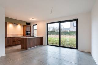 Cette maison mitoyenne récente située dans la charmante commune de Houthalen-Helchteren combine espace, confort et qualité de vie moderne dans...