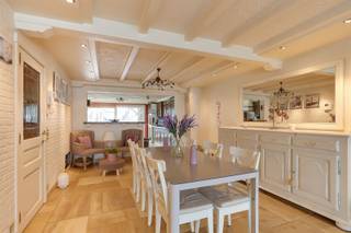 <p><span>Grote eengezinswoning op wandelafstand van het Gemeentepark Bremweide gelegen aan de centrale Bisschoppenhoflaan.<br /><br />Deze woning beschikt over 4 bouwlagen en een ruime kelder.<br />Op de gelijkvloerse verdieping bevindt zich de grote garage met ingebouwd wellness blok voorzien van een badkamer, sauna en zonnebank ruimte. De garage heeft zo'n mooie oppervlakte dat deze  evenals gebruikt kan worden als magazijn. Verharde oprit.</span></p><p><span>De eerste verdieping omvat een open leefruimte met aangrenzende open keuken. Hier achter ligt het grote, zuid-georiënteerde terras van 61m².</span></p><p><span>Op de tweede verdieping heb je vooraan een ruime slaapkamer en achteraan twee kleinere slaapkamers, tussenin is er een toilet en berging.</span></p><p><span>De derde verdieping heeft vooraan nog een slaapkamer en een extra leefruimte achteraan.</span></p><p><span>Pluspunten:</span></p><p><span>- de totale oppervlakte, inclusief gelijkvloers, zoals opgenomen in het epc verslag bedraagt 358m²<br />- Grote garage / magazijn<br />- 4 toiletten<br />- 2 badkamers</span></p><p><span>- 2 woonkamers</span></p><p><span>Deze unieke woning is zeker een bezoekje waard voor mensen die graag ruim leven!</span></p>