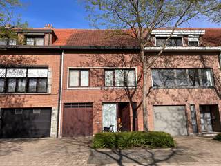 Te renoveren woning met veel potentieel op centrale ligging in Brasschaat<br />Op een boogscheut van het centrum van Brasschaat vindt u deze woning met tal van mogelijkheden voor wie droomt van een eigen thuis, volledig naar eigen smaak ingericht.<br />De ligging is centraal en praktisch, met winkels, scholen en belangrijke invalswegen in de directe omgeving.<br />De oostgerichte tuin vormt een aangename buitenruimte waar u kan genieten van zowel zon als verkoeling, met voldoende diepte om er echt iets moois van te maken.<br />Binnen werd de ruimte logisch ingedeeld. De woonkamer met aparte zithoek sluit aan op de keuken, die beschikt over een praktische extra bergplaats voor was- en opbergruimte. Vanuit de keuken en extra bergkamer heeft u toegang tot het terras en de tuin.<br />Daarnaast is er een inpandige garage.<br />Op de verdieping bevinden zich drie volwaardige slaapkamers en een badkamer. De ruime zolder biedt extra mogelijkheden voor wie nood heeft aan bijkomende kamers, een bureau of hobbyruimte.<br />Deze woning is de ideale kans voor wie op zoek is naar een renovatieproject met een degelijke basis, om stap voor stap een warme en persoonlijke thuis te creëren.<br />Interesse? Bel Katrin op 03/283 44 00.