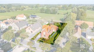 Aan de rand van De Pinte vinden we deze verrassend ruime woning met multifunctioneel atelier en zicht over de achterliggende velden!
