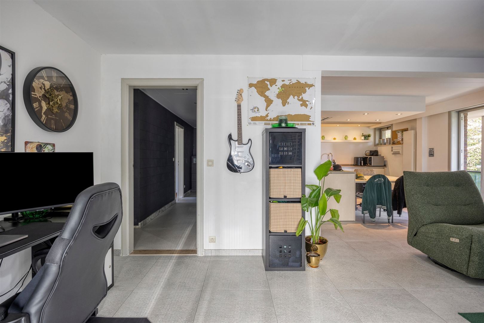 TE KOOP: Gerenoveerd appartement met 2 slaapkamers, terras en garage te Heusden! - foto 4