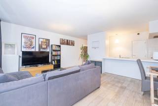 <p>Op een steenworp van de NAVO<br />In een recent gebouw uit 2012 ontdekt u dit mooie appartement van ± 88 m², dat modern comfort, functionaliteit en veel lichtinval combineert.</p>
<p>Bij het binnenkomen leidt de inkomhal met gastentoilet naar een aangename leefruimte van ± 34 m², badend in het licht en uitgegeven op een volledig uitgeruste open keuken, ideaal om dagelijks gezellige momenten te beleven. Het appartement beschikt bovendien over 2 slaapkamers, een badkamer, een wasruimte en een mooi terras van ± 12 m², perfect om in alle rust van een buitenruimte te genieten.</p>
<p>Het pand wordt vervolledigd door praktische extra’s zoals ingebouwde kasten, videofonie, een kelder (-1/5) en een binnenparkeerplaats (nr. -1/01), verplicht aan te kopen voor een meerprijs van € 20.000.</p>
<p>Momenteel verhuurd aan € 1.096/maand, vormt dit appartement ook een interessante investeringsopportuniteit. Lopende huurovereenkomst van 9 jaar sinds 1/12/2017.</p>
<p>Lasten: ± € 120/maand inclusief verzekering, syndicus, gemeenschappelijke delen en onderhoud.<br />EPC: B+</p>
<p>Een verzorgd, praktisch en goed gelegen appartement, ideaal om zelf te bewonen of als investering in een gegeerde omgeving.</p>
<p><em>Opgegeven afmetingen zijn louter indicatief.</em></p>
