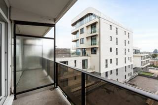 <p>Studio aan het strand van Raversijde, rustig gelegen aan de zeedijk van Oostende.</p>

<p> </p>

<p>Deze studio combineert een unieke ligging aan het strand van Raversijde met de rust van een groene omgeving aan zee. Gelegen op de zeedijk geniet je hier van directe toegang tot het strand, de duinen en mooie wandelroutes langs de kust. Dankzij de vlotte bereikbaarheid en de nabijheid van openbaar vervoer is dit een interessante uitvalsbasis aan zee. De studio beschikt over een gunstig EPC-label B. Een ideale keuze voor wie een appartement aan zee zoekt in Oostende met een rustige ligging.</p>

<p> </p>

<p>Belangrijkste ruimtes:<br />• Living met aangename lichtinval<br />• Keuken<br />• Inkomhal met ingemaakte kasten<br />• Terras (3 m²)<br />• Kelderberging</p>

<p> </p>

<p>Troeven:<br />• Aan het strand van Raversijde<br />• Rustige ligging aan de zeedijk<br />• EPC-label B</p>

<p> </p>

<p>Neem vandaag nog contact op met je ERA-makelaar voor meer informatie of een bezoek.</p>

<p> </p>

<p>JOUW DROOMAPPARTEMENT. ZO GEVONDEN!</p>