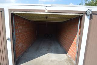 Op zoek naar een veilige plek om je wagen of fiets te stallen?<br />Deze <strong>gemetste garagebox</strong> met <strong>stevige metalen kantelpoort</strong> bevindt zich op een <strong>toplocatie nabij het station Gent-Sint-Pieters</strong> — ideaal voor pendelaars, buurtbewoners of wie extra opslagruimte kan gebruiken.<br /><br /><strong>Beschikbaar vanaf 01/11/2026.</strong><br /><br />Praktisch, vlot bereikbaar en centraal gelegen.<br /><strong>Een betrouwbare garage op een absolute toplocatie!</strong>