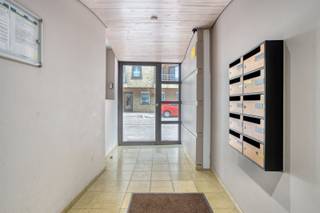 <span><span>Droomt u van wonen aan de kust, met het strand en de boulevard letterlijk om de hoek? Dan is dit appartement absoluut een bezichtiging waard.<br /><br />Dit verzorgde<strong> 2-slaapkamer appartement</strong> is gelegen op een unieke locatie direct achter de boulevard en biedt een comfortabele woonomgeving met een lichte woonkamer, een praktische indeling en moderne voorzieningen. Met een woonoppervlakte van 73 m² beschikt de woning over een ruime woonkamer met open keuken, een goed bemeten master bedroom, een 2° slaapkamer, een separate toiletruimte, moderne badkamer met bad en een praktische inpandige berging. Hier geniet u dagelijks van de frisse zeelucht, gezellige strandpaviljoens en alle levendigheid die Oostende te bieden heeft. Daarnaast beschikt het appartement over een <strong>externe bergruimte</strong>, waardoor u nog meer ruimte heeft voor bijvoorbeeld extra fietsen of strandspullen.<br /><br />De ligging vormt zonder twijfel één van de grootste pluspunten van dit appartement. Gelegen in de geliefde wijk Mariakerke woont u op wandelafstand van het strand, de dijk, diverse restaurants, winkels en openbaar vervoer. Of u nu houdt van een ontspannen strandwandeling, een sportieve hardloopsessie langs de kust of een gezellige avond uit, alles ligt binnen handbereik. Daarnaast zijn hier diverse uitvalswegen, de kusttram, en gratis parkeergelegenheid uitstekend bereikbaar.<br /><br /><u>Enkele troeven:</u><br />• <strong>Twee slaapkamers</strong>;<br />• Terras over de ganse breedte;<br />• Inpandige berging en private kelder;<br />• Gemeenschappelijke fietsstalling;<br />• Dak renovatie is gebeurd;<br />• <strong>Energielabel C</strong> (geen renovatieplicht);<br />• Ideaal als hoofdverblijf, vakantieverblijf of opbrengsteigendom;<br />• In goede staat van onderhoud en instapklaar.<br /><br />Enthousiast geworden? We laten je Raversijdestraat 19 graag zien en vertellen je ter plaatse alles over het appartement en het gebouw. Bel Diksimmo op het nummer <strong>051 50 11 51</strong> of mail naar diksmuide@diksimmo.be. </span></span>
