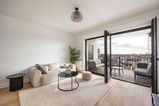 <p><span>Als eerste bewoner na een totaalrenovatie trek je dit prachtige appartement in zonder zorgen. Met z’n ca 90 m² bewoonbare oppervlakte, 2 kamers, tof terras (10 m² ) én EPC A heb je hier op de zesde verdieping een heerlijke plek te pakken in hartje Boho. </span></p><p><span> </span></p><p><span>In een verzorgd appartementsgebouw op de Plantin & Moretuslei met airco, zonnepanelen en mooie erkers aan de straatkant, vind je op de zesde verdieping dit gerenoveerde appartement. Je komt er binnen in de open keuken , op een prachtige doorlopende parketvloer die alle ruimtes subtiel met mekaar verbindt. Aan de rechterkant strekt het salon zich uit met daarachter het leuke terras — een verlengstuk van de leefruimte waar het heerlijk vertoeven is. Links verbindt de nachthal alle slaapkamers en de badkamer met elkaar tot één rustig geheel.</span></p><p><span> </span></p><p><span>Strakke leefkeuken, ruime woonkamer en tof terras</span></p><p><span>De strakke open keuken in wit- en zwarttinten is tijdloos en volledig geïnstalleerd, met een inductievuur, dampkap, oven, microgolf, koelkast, diepvries, spoelbak, vaatwasser en heel wat kasten en schuiven. </span></p><p><span>Achter de open keuken, aan de rustige achterzijde van het gebouw, bevindt zich de woonkamer. Dankzij de kamerbrede ramen en de ligging op de zesde verdieping geniet je hier van een overvloed aan natuurlijk licht.</span><span> </span><span>De absolute troef van het appartement is zonder twijfel het terras — een echte eyecatcher. Hier lopen binnen en buiten naadloos in elkaar over. Zuidgericht en heerlijk rustig, met genoeg plek voor een loungeset en eettafel: de ideale plek om te aperitieven in de avondzon of te genieten van een rustige ochtendkoffie.</span></p><p><span> </span></p><p><span>Luxueuse badkamer en twee ruime slaapkamers.</span></p><p><span>Links bij het binnenkomen leidt de nachthal je verder door het appartement. Een ingemaakte kast zorgt er op elegante wijze voor dat alles zijn plek vindt. Links ontdek je de badkamer — een ruimte die luxe en rust uitstraalt. De XL-tegels vormen een serene basis voor de grote inloopdouche met zwarte glaswand. Het zwarte hangtoilet, de handdoekendroger en het strakke lavabomeubel met slimme kleurenspiegel maken het geheel helemaal af. Ook aan praktisch comfort is gedacht, met een aansluiting voor wasmachine en droogkast.</span></p><p><span>Achter de badkamer bevindt zich de eerste slaapkamer, afgewerkt met dezelfde warme parketvloer. Helemaal achteraan ligt de master bedroom, aan de voorkant van het gebouw, waar het ochtendlicht zacht binnenvalt en de ruimte vult met een gevoel van rust.</span></p><p><span> </span></p><p><span>Toplocatie in Borgerhout</span></p><p><span>Je woont hier pal op de Plantin en Moretuslei. Dat wil zeggen: alles vlakbij, van het Centraal Station, tot allerlei winkels, scholen, supermarkten (nieuwe Delhaize), openbaar vervoer en velo-fietsen. De Dageraadplaats ligt achter je hoek en ook het Moorkensplein is niet veraf. Je bent van hieruit ook zo de Ring op en als je nood hebt aan wat groen, zit je op vijf minuutjes al in het stadspark, of in het Te Boelaerpark, net buiten de Ring. </span></p><p><span> </span></p><p><span> </span></p><p><span> </span></p><p><span> </span></p>