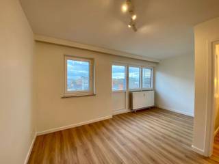 Studio rénové à louer au cœur de Louvain !<br /><br />Ce studio entièrement rénové est situé au sixième étage d'un immeuble bien entretenu dans le centre de Louvain. Grâce à son emplacement calme et central, vous bénéficiez ici du meilleur des deux mondes : un logement tout confort, à proximité des commerces, des restaurants et des transports en commun.<br /><br />Le studio a été aménagé avec des matériaux de haute qualité et des armoires sur mesure, ce qui lui confère un aspect épuré et moderne. La disposition pratique et les grandes baies vitrées créent un espace de vie lumineux et agréable que vous pouvez aménager entièrement selon vos goûts.<br /><br />Le studio dispose d'une cuisine entièrement équipée avec évier et plaque à induction, d'une salle de bains avec douche à l'italienne, lavabo, toilettes et miroir, d'un hall d'entrée avec placard intégré et d'un balcon où vous pourrez profiter de l'air frais.<br /><br />Le bâtiment dispose d'un local à vélos commun fermé et d'un ascenseur. De plus, un parking est disponible à proximité, sur la Sint-Jacobsplein.<br /><br />Loyer : 775 EUR/mois + 75 EUR de provision pour les charges communes et la consommation d'eau et de chauffage. L'électricité est facturée individuellement.<br />Disponibilité : immédiate<br /><br />Intéressé ? Planifiez rapidement votre visite via notre site web www.living-stone.be.<br />Pour toute question, veuillez nous contacter à l'adresse michelle.vanroy@living-stone.be.