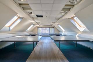 <p>Deze mooie kantoorruimte op de eerste verdieping gelegen langsheen de Guido Gezellelaan in Heusden-Zolder, biedt een uitstekende combinatie van ruimte en bereikbaarheid. Deze locatie biedt een vlotte verbinding de E314 en met omliggende gemeenten. <span>De combinatie van individuele kantoren, een ruim landschapskantoor en een afzonderlijke vergaderzaal zorgt voor een<strong> </strong></span>ideale balans tussen geconcentreerd werken, samenwerking en professioneel overleg. De ligging aan de Guido Gezellelaan maakt dit bovendien een interessante uitvalsbasis voor ondernemingen die zich in Heusden-Zolder<span> willen vestigen en vlot bereikbaar willen zijn voor medewerkers en klanten.</span><br /><br />KENMERKEN KANTOREN<br />- totale oppervlakte: ca. 230m² <br />- indeling: inkom met ontvangstruimte, 3 individuele kantoren, groot landschapskantoor, vergaderzaal, archief, sanitaire blok, keuken <br />- alle nutsvoorzieningen zijn voorzien (elektriciteit - telefoon - internet - water - gas)<span> </span><br />- instapklaar: voorzien van airco, verluchting, gestructureerde bekabeling cat. 5 en wifi, alarm<br />- voorzien van inbouwkasten <br /><br />TROEVEN<br />- gelegen op een centrale locatie in Limburg<br />- instapklare kantoren<br />- privatieve parkeerplaatsen achter het gebouw en voldoende parkeergelegenheid langsheen de G.Gezellelaan</p>
<p>Info: 0478/930500 of info@jansenrealestate.be</p>