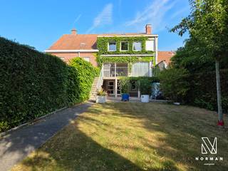 Ruime woning (4 slk mogelijk) met mooie tuin in rustige straat in Beveren-Leie<br /><br />In een rustige straat in Beveren-Leie, maar vlot bereikbaar, ligt deze zeer ruime, kloeke woning met grote tuin. <br /><br />We komen deze bel-étagewoning binnen via de hall. Op de eerste verdieping vinden we de grote ingerichte keuken en de lichtrijke leef- en zitruimte die rechtstreeks toegang geeft tot het aangename zonneterras met een trap naar de mooie tuin. Op de 2e verdieping vinden we 3 slaapkamers (herinrichten naar 4 slaapkamers mogelijk) en een badkamer met lavabo, bad en toilet. Via een luik is er toegang tot de zolder. <br /><br />De woning heeft op het gelijkvloers nog een grote inpandige garage, een bergruimte en een multifunctionele ruimte (vb wasplaats). Vanuit de garage is er rechtstreeks toegang tot de mooie tuin via een overdekt terras. <br /><br />PLUSPUNTEN:<br />+ 231 m² bewoonbare oppervlakte<br />+ geen renovatieverplichting <br />+ mooie tuin<br />+ vlotte bereikbaarheid
