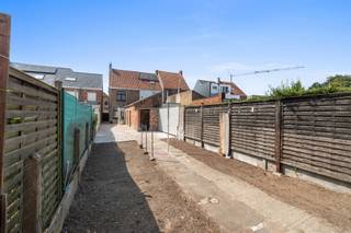 <p>De ligging is de ideale combinatie van een groene omgeving (de Assebroekse Meersen met z'n vele wandelpaden) en een vlotte verbinding met centrum Brugge, verbindingswegen naar E40 en E403.</p>
<p>De woning is ingedeeld in:<br />Gelijkvloers: Inkomhal, leefruimte met zithoek en eetplaats, keuken, badkamer en achterdeur naar tuin.<br />Eerste verdieping: 2 ruime slaapkamers waarvan 1 met doorgang naar zolderverdieping.<br />Tweede verdieping: bergzolder te bereiken via vaste trap. Mogelijkheid tot 3<sup>de</sup> slaapkamer.</p>
<p>Buiten: rechtstreekse toegang naar de straat, terras, achtertuin en verschillende aanbouwen.</p>
<p>Van deze te moderniseren woning op centrale locatie uw nieuwe thuis maken?</p>
<p>Contacteer Bonne Vastgoed 7 op 7 voor meer info op 0468/10.40.40 of info@bonnevastgoed.be</p>