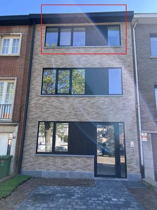 In een centraal gelegen nieuwbouwproject met 3 appartementen wordt dit duplex éénslaapkamerappartement op de tweede en derde verdieping afgewerkt tegen juni 2026. Het lichte, energiezuinige appartement beschikt over vloerverwarming en zonnepanelen en wordt afgewerkt met kwaliteitsvol materiaal. Vanuit de hal toegang naar de apart gastentoilet,  ruime woonkamer met open keuken (alle inbouwtoestellen voorzien). Terras met  zuid- zuidwest oriëntatie. Binnentrap naar slaapkamer en badkamer met douche badmeubel en extra toiulet op bovengelegen verdieping. Geen lift. Provisie gemeenschappelijke kosten 25 euro per maand. Alle winkels en diensten op loopafstand. Voor verdere informatie of een plaatsbezoek kan u contact opnemen via info@batimmo-vastgoed.be