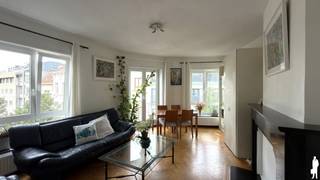 Op de hoek van de Hemelstraat vindt u dit karaktervol appartement, in een buurt waar u werkelijk niets moet inleveren.<br />Het Stadspark, Groen Kwartier en Theaterplein liggen op wandelafstand.<br />Het openbaar vervoer stopt letterlijk om de hoek.<br />Op slechts enkele minuten van het Centraal Station en zo de stad uit of in, precies zoals u wil.<br /><br />Het gebouw is kleinschalig en het appartement bevindt zich op de derde verdieping.<br />Een indrukwekkende gevelbreedte van 16 meter zorgt voor een schitterende lichtinval in de woonkamer en beide slaapkamers, de hele dag door.<br />Authentieke elementen zoals een schouw in Belgisch marmer en de originele parketvloeren geven het appartement meteen dat tikje extra.<br /><br />U komt binnen via een veiligheidsdeur.<br />De nachthal biedt bergruimte en een apart gastentoilet.<br />Van daaruit bereikt u de eerste en de grootste slaapkamer van 17 m², en een badkamer met wastafel en douche, klaar om naar eigen smaak op te frissen.<br />Verderop vindt u de vernieuwde keuken, volledig uitgerust.<br />De woonkamer van 25 m², met raampartijen over de volledige breedte en openslaande ramen voor een heerlijk binnen- buitengevoel.<br />Een tweede slaapkamer of ideale bergruimte sluit hierop aan.<br /><br />Licht, ruim en centraal gelegen: een instapklaar appartement dat u niet snel terugvindt op deze locatie.<br />Interesse? Contacteer ons voor een bezoek.