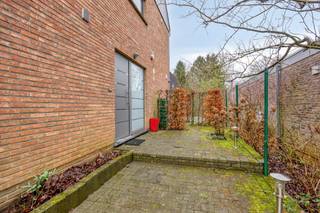 Deze open bebouwing is gelegen in een doodlopende straat op een prachtig perceel van 7a24ca met zicht op het bos.<br /><br />We betreden de woning via de ruime inkomhal met ruimte voor een vestiairekast en apart gastentoilet. Vanuit de inkomhal bereiken we de lichtrijke leefruimte. Aansluitend aan de leefruimte bevinden zich de eetplaats en de open en volledig geïnstalleerde keuken. Op het gelijkvloers vinden we verder nog een bureaureaumte. Deze kan eventueel gebruikt worden als extra slaapkamer.<br /><br />Via de trap bereiken we de eerste verdieping met nachthal en apart toilet, 3 ruime slaapkamers van 26m², 19m² en 15m², badkamer met inloopdouche, inbouwkast, dubbel lavabo en aansluiting voor wasmachine en droogkast. Verder is er nog een praktische berging.<br /><br />Op de tweede verdieping bereiken we de ruime zolder met vaste trap die zich uitstrekt over de volledige oppervlakte van de woning. Op deze verdieping vinden we de nachthal, 2 ruime slaapkamers van 29m² en 15m², badkamer met inloopdouche (die nog verder afgewerkt dient te worden) en toilet. Verder is er nog een praktische berging. <br /><br />Buiten is er een aangename tuin met een ruim terras.<br /><br />De woning is volledig onderkelderd en beschikt over een ruime inpandige garage. Verder is er een ruime oprit.<br /><br />De elektriciteit is conform. EPC: C. Verwarming op aardgas. Alle ramen zijn voorzien van hoogrendementsglas. Het dak en de verwarmingsketel werden in 2017 vernieuwd. Alsook werd er een zonnecollector geïnstalleerd in 2017. <br /><br />Voor meer informatie of een bezoek ter plaatse, neem gerust contact met ons op!