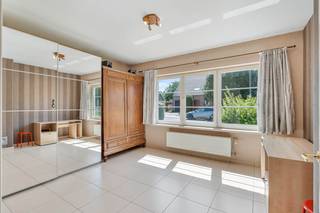Gelegen in een<strong> rustige, residentiële woonwijk</strong> in Herent, vinden we deze ruime villa met een bruikbare oppervlakte van ca. <strong>305 m²</strong> en een volledig aangelegde tuin. De woning combineert een ruime indeling met een praktische ligging, op korte afstand van winkels, scholen, sportfaciliteiten en het openbaar vervoer. Herent heeft overigens een vlotte verbinding met Mechelen (E19) en de opritten van de E40 (Leuven/Brussel) en E314.<br /><br />Bij het betreden van de woning komt u in de inkomhal, die toegang biedt tot het gastentoilet, de badkamer en het bureau. Deze ruimte kan, indien gewenst, eveneens dienstdoen als slaapkamer en vormt daarmee een praktische troef voor wie <strong>gelijkvloers </strong>wonen belangrijk vindt.<br /><br />De leefruimte bestaat uit een ruime zit- en eetplaats en geniet van een aangename verbinding met de tuin. Aansluitend bevindt zich de ruime keuken met een aparte eethoek. Vanuit deze eethoek heeft u rechtstreeks toegang tot het terras en de tuin. Een bijkomende troef is de bijzonder ruime garage, uitgerust met een sectionale poort. Er is plaats voor twee wagens en daarnaast voldoende ruimte voor fietsen, een diepvriezer en andere spullen. Ook de zolder boven de garage kan gebruikt worden als extra opslagruimte.<br /><br />Op de <strong>eerste verdieping </strong>bevindt zich de nachthal met toegang tot vier ruime slaapkamers. Daarnaast beschikt deze verdieping over een badkamer met een dubbele lavabo, douche en ligbad, een apart toilet en een polyvalente berging. Vanuit deze berging is er via een opklapbare trap toegang tot een bijkomende opbergzolder. Alle slaapkamers zijn voorzien van gordijnroedes en lichtarmaturen.<br /><br />De woning biedt dankzij haar oppervlakte en indeling verschillende mogelijkheden en is bijzonder geschikt voor grote gezinnen die op zoek zijn naar voldoende leef- en bergruimte. Ook voor personen met een beperkte mobiliteit zijn er interessante voorzieningen aanwezig, waaronder een bruikbare traplift en de mogelijkheid om het bureau op het gelijkvloers als slaapkamer te gebruiken.<br /><br />De woning beschikt over een EPC label C en wordt verwarmd doormiddel van een gasketel en beschikt over een waterzachter. De buitenkraan en gastentoilet zijn verbonden aan de regenwaterput.<br />De villa is <strong>onmiddellijk beschikbaar</strong> en wordt aangeboden aan een huurprijs van € 2.500 per maand. Gas, elektriciteit en water zijn individueel ten laste van de huurder. Lichtarmaturen en gordijnroedes zijn inbegrepen. De aanwezige meubels kunnen, in overleg, eventueel blijven staan.<br /><br />Interesse in deze ruime gezinswoning? Neem dan gerust contact met ons op voor meer informatie of een bezichtiging via 0496 81 90 81 of Timothee@immojanstas.be