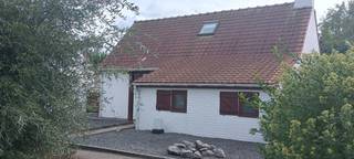 <p>Te koop in Bredene: vakantiewoning, zeewind 2.</p><p>Privé parkeerplaats, gezamenlijk verwarmd zwembad, tennisplein, speeltuin, sportveld, ...<br />Lago Bredene op wandelafstand. Strand op wandelafstand.</p><p>Beneden: inkomhal met kapstok en trap, living en open keuken (koelkast, diepvries, kookplaat, oven, microgolf, vaatwasser, wasbak), slaapkamer, badkamer met lavabo, douche en toilet, apart toilet.</p><p>Naast het huis: berging.<br />Zuidgerichte tuin en terras, tuinhuis met tuinmeubilair.</p><p>Eerste verdieping: twee slaapkamers, grote ingemaakte kasten.</p><p>Volledig ingericht. Ook babybed en kinderstoel aanwezig. Luiken aan de ramen.</p><p>Electriciteit conform, geen asbest, EPC f.</p><p>Interesse? Maak via een afspraak voor de kijkdag op 7/11. Enkel op afspraak tussen 13u30 en 15u30. Mail naar huisjezeewind op gmail of bel.</p>