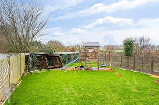 Breng een bezoek aan deze super instapklare en bijzonder ruime woning, voorzien van een inkomhall met gastentoilet, grote leefruimte met...