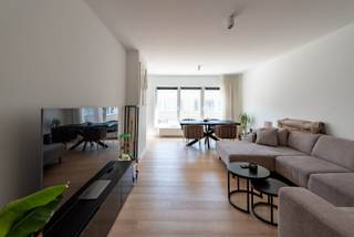Dit luxueus en kleinschalig renovatieproject (slechts vijf eenheden) is gelegen in de gegeerde Zwarte Arendwijk, heel rustig wonen en toch zit je niet ver van de stad! Vlakbij allerlei invalswegen, het "rondpunt" van Wommelgem, het Shopping Center en ook het groene Rivierenhof is niet veraf. Met het park van kasteel "Zwarte Arend' als voortuin, vanwaar een mooie wandelroute start doorheen weides en bossen, langs verschillende kasteeldomeinen!<br /><br />Het appartement beschikt over een inkomhal voorzien van separaat toilet, badkamer en twee slaapkamers achteraan. Vooraan zeer richtrijke leefruimte met half open, volledig ingerichte en luxueus afgewerkte keuken. Dit pand onderging een zorgvuldige totaalrenovatie. <br /><br />Bijzonderheden:<br />- Gas en elektriciteit met individuele meters<br />- Handige kelderberging per appartement voorzien<br />- Beschikbaar vanaf 01-10-2026 <br />- €40 maandelijkse kosten (licht gang, verzekering, gemene delen, voorschot privatief waterverbruik .. )