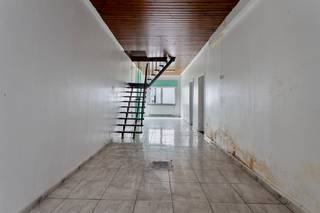 Gelegen in het bruisende hart van Gent biedt deze charmante woning een unieke kans voor wie op zoek is naar een thuis op een toplocatie. Met...