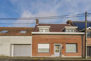 Dans la Schorbeekstraat, un quartier verdoyant et calme, nous trouvons cette maison familiale à vendre à rénover. La maison dispose d'un grand...