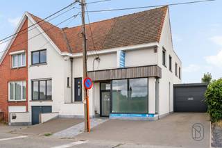 <p>TE KOOP: Ruime halfopen woning met 5 slaapkamers op centrale ligging in Waregem!</p><p>Vanafprijs, doe gerust een hoger bod!</p><p>Ontdek deze ruime halfopen woning in de Vredestraat, centraal gelegen in Waregem, op korte afstand van het administratief centrum en met een vlotte verbinding naar de belangrijkste invalswegen.<br />Ideale opportuniteit voor wie op zoek is naar veel woonruimte, een praktische indeling en tal van mogelijkheden.</p><p>INDELING: inkomhal, lichtrijke leefruimte, functionele keuken, 5 volwaardige slaapkamers, 2 badkamers, wasplaats, atelier en een polyvalente ruimte die perfect kan dienen als handelsruimte, bureau of hobbyruimte. Verder beschikt de woning over een praktische kelder, een garage, een carport en een gezellig terras.</p><p>TROEVEN:<br />- centrale ligging nabij het centrum van Waregem<br />- 5 slaapkamers en 2 badkamers<br />- garage én carport<br />- atelier en polyvalente ruimte met tal van mogelijkheden<br />- veel bergruimte dankzij kelder en wasplaats</p><p>Meer informatie of een bezoek: charlotte@immobeguin.be</p>