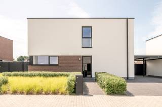 Een bezoek kan je inplannen op de rechtstreekse website van de makelaar op 16 of 19 juli.Ieder bod vanaf €479.000 wordt in overweging genomen door de...