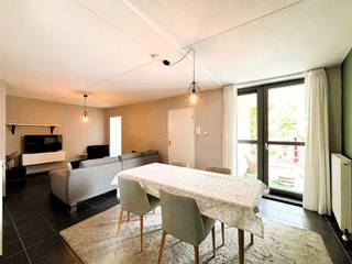 Dit prachtig gelegen appartement beschikt over een ruime living, een modern ingerichte keuken en een heel grote slaapkamer. Aan de living is op...