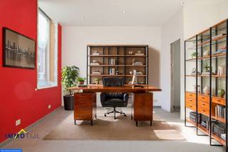 Deze <strong>recent vernieuwde kantoorruimte</strong> bevindt zich op het gelijkvloers van een kleinschalig en goed onderhouden gebouw. Met een <strong>oppervlakte van zo'n 40m² </strong>biedt dit pand veel mogelijkheden voor diverse professionele activiteiten, zoals een kantoor, praktijkruimte of zelfstandige dienstverlening. De moderne afwerking en grote ramen zorgen voor een lichte en aangename werkruimte. <strong>Elektriciteit is volledig conform,</strong> gas- en wateraansluiting zijn voorzien. Er is tevens een handige opbergkelder aanwezig. <br /><br />De <strong>bijhorende autostaanplaats, inbegrepen in de prijs,</strong> is een belangrijke meerwaarde en biedt extra comfort in het centrum van Moorsel, waar parkeerplaatsen schaars zijn.<br /><br /><strong>De ligging is ideaal, midden in het centrum van Moorsel, </strong>op korte afstand van lokale winkels, scholen en openbaar vervoer, wat zorgt voor een uitstekende bereikbaarheid voor klanten en medewerkers. Kortom deze kantoorruimte is perfect voor wie een praktische, goed gelegen werkplek zoekt! Voor meer info en/of een bezoek ter plaatse, contacteer ons via tijl@immotijl.be of 0477 44 86 11.<br /><br />Het appartement op de eerste verdieping (121m² - 3 slpk) is optioneel te koop met een vraagprijs van 259.000 euro.