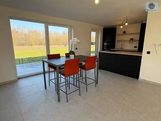 <p><span>HALFOPENBEBOUWING</span></p><p><span>Richtprijs : 379.500 euro</span></p><p><span>Deze prachtig gelegen volledig afgewerkte woning op +- 5 are ligt op een boogscheut van het vakantiedomein De Gavers.</span></p><p><span>Op de benedenverdieping is er een inkomhal met toilet en toegang via de glazen deur naar de lichtrijke living en openkeuken de welke afgewerkt is met kwalitatieve toestellen.</span></p><p><span>Achter de keuken is er een berging.</span></p><p><span>Op de 1e verdieping zijn er 3 ruime kamers en een mooie badkamer met inloopdouche .</span></p><p><span>Er is eveneens een ruime zolder aanwezig .</span></p><p><span>Achter de woning is er een leuke tuin met zicht op de groene omgeving.</span></p><p><span>De woning wordt afgewerkt op geleverd en is onderhevig aan 21 % BTW</span></p><p><span>Zeer gunstig E peil waardoor de eerste 5 jaar geen KI moet betaald worden.</span></p><p><span>Nutsvoorzieningen 5000 euro + BTW.</span></p><p><span> </span></p><p><span>Stedenbouwkundig uittreksel/inlichtingen in aanvraag!</span></p><p><span>Voor info of bezoek bel 0475/51.40.73 of stuur een email naar info@svena.be</span></p><p><span> </span></p><p><span>Deze gegevens zijn louter informatief en wij kunnen niet aansprakelijk gesteld worden voor eventuele onjuistheden.</span></p><p><span>De bewoonbare oppervlakte is slechts indicatief.</span></p>