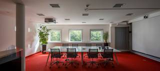 Découvrez ce bureau prêt à l'emploi de 500 m², stratégiquement situé à proximité de la gare de Gand-Saint-Pierre, le long du R4 et du canal de ceinture de Gand. Grâce à la proximité des autoroutes E40 et E17, le bureau est extrêmement facile d'accès, tant en voiture qu'en transports en commun. L'emplacement offre non seulement une excellente visibilité, mais il est également entouré de verdure, les parcs Blaarmeersen et Overmeerspark étant accessibles à pied.<br /><br />Le bureau, situé au rez-de-chaussée d'un immeuble de bureaux durable, a été conçu dans un souci de confort moderne et d'efficacité. L'espace comprend des bureaux lumineux équipés de tout le matériel de bureau nécessaire, des salles de réunion et d'événement communes spacieuses, de grandes fenêtres et même des douches. Le loyer inclut le mobilier, ce qui vous permet de commencer à travailler immédiatement sans aucun souci.<br /><br />En outre, le site dispose d'un local à vélos couvert et d'un vaste parking équipé de bornes de recharge pour les véhicules électriques, ce qui en fait un choix parfait pour les entreprises qui allient durabilité et mobilité.<br /><br />Ce bureau unique est disponible immédiatement. Pour de plus amples informations, des détails techniques, des plans ou une visite sans engagement, veuillez contacter PANORAMA au 0477 44 39 30. Découvrez ce lieu de travail idéal et faites l'expérience de la différence d'un environnement de bureau durable et de haute qualité.<br /> 