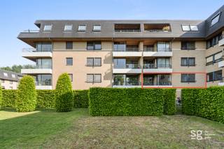 Instapklaar wonen met een groen uitzicht nabij Gent-Sint-Pieters

Bent u op zoek naar een lichtrijk appartement op een toplocatie? Dit instapklare appartement combineert de rust van een groen uitzicht met de dynamiek van de stad. Op wandelafstand van zowel het station Gent-Sint-Pieters als het historische centrum.

De indeling:
Bij binnenkomst wordt u verwelkomd in een ruime inkomhal met gastentoilet. De leefruimte is zeer lichtrijk en voelt ruim dankzij de grote raampartijen en de open keuken. Aansluitend aan de keuken vinden we een functionele berging (met aansluiting voor was/droog). Verder hebben we nog de vernieuwde badkamer met inloopdouche. Met twee volwaardige slaapkamers en een extra kelderberging is er aan ruimte geen gebrek.

Extra troef: Geen parkeerstress in de stad! U heeft de mogelijkheid om een private staanplaats aan te kopen voor €17.000.

Meer informatie of een bezoek? Neem dan gerust contact met ons op!